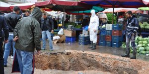 Eskişehir'de pazar kurulan caddede sağanak nedeniyle çöküntü oluştu