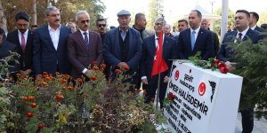 Uraloğlu, şehit Ömer Halisdemir'in kabrini ziyaret etti