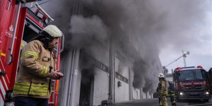 Avcılar'da sünger üretilen iş yerinde çıkan yangın söndürüldü