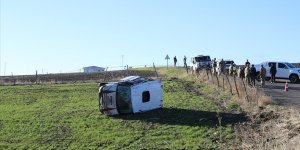 Diyarbakır'da servis minibüsünün devrilmesi sonucu 8'i öğrenci 9 kişi yaralandı