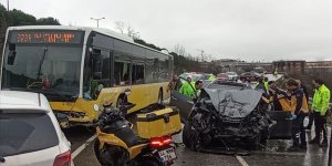 Sancaktepe'de İETT otobüsüyle çarpışan otomobildeki 1 kişi öldü, 4 kişi yaralandı