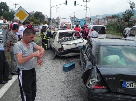 4 araçlı zincirleme kaza küçük çocuklar büyük panik yaşadı