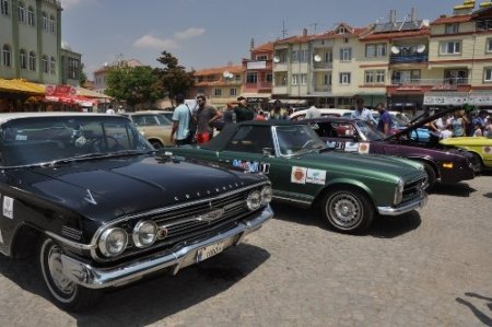 40 klasik otomobil tutkunu Afyon'da gösteri yaptıi tarihi yerleri gezdi