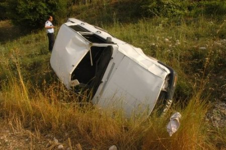 50 metrelik şarampole yuvarlanan otomobilden sağ çıktılar