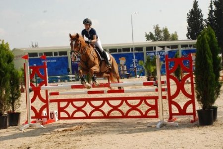 Adana’da yapılan binicilik engel atlama yarışmaları tamamlandı