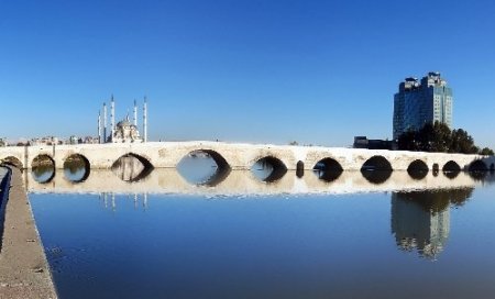 Adana'daki tarihi Taşköprü ışıklandırılıyor