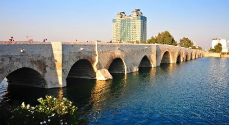 Adana'daki tarihi Taşköprü ışıklandırılıyor