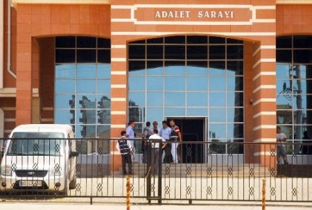 Adliyede bıçaklı kavga: 1 ölü