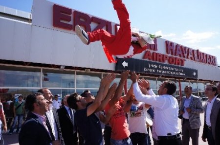 Akdeniz Oyunları Şampiyonu Bakır, omuzlarda karşılandı