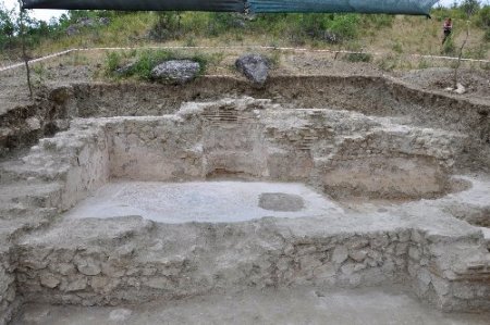 Amasya’da 2 bin yıllık elma ve keklik desenli mozaik bulundu