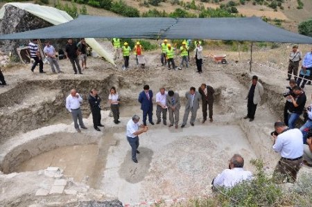 Amasya’da 2 bin yıllık elma ve keklik desenli mozaik bulundu