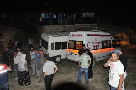 Ambulansla minibüs çarpıştı: 8 yaralı