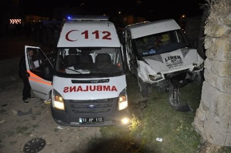 Ambulansla minibüs çarpıştı: 8 yaralı