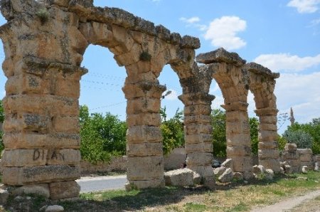 Antik Roma Havuzu ve Kemerhisar Su Kemerleri'ne yoğun turist ilgisi