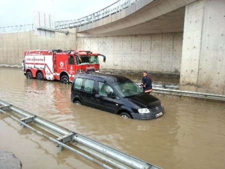 Araçlarında mahsur kalanları itfaiye kurtardı