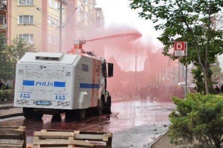 ‘Aranızda provokatörler var’ çağrısına aldırmayan eylemciler polisle çatıştı