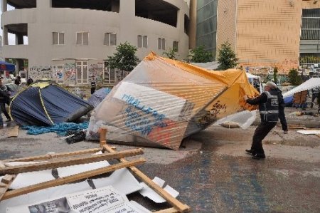 ‘Aranızda provokatörler var’ çağrısına aldırmayan eylemciler polisle çatıştı