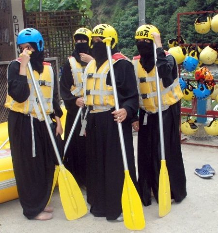 Arap bayanların rafting keyfi