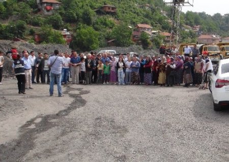 Asfaltlanmayan yolu trafiğe kapattılar