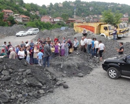 Asfaltlanmayan yolu trafiğe kapattılar