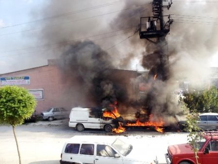 Aşırı sıcaklar trafo patlattı, iki otomobil yandı