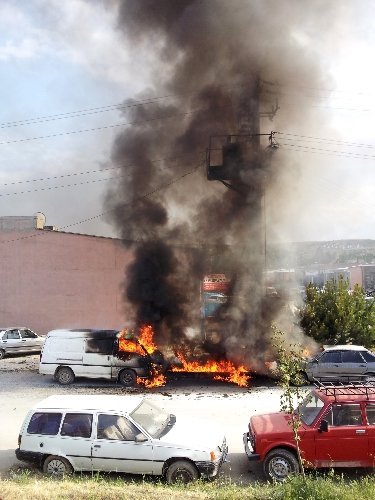 Aşırı sıcaklar trafo patlattı, iki otomobil yandı