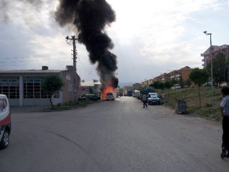 Aşırı sıcaklar trafo patlattı, iki otomobil yandı