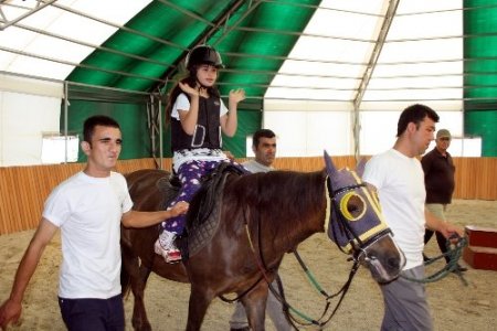 At binerek hayata tutunan otistik çocukların sertifika sevinci