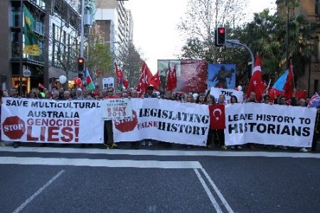 Avustralya'daki Türkler, eyalet meclisinin sözde soykırım kararını protesto etti