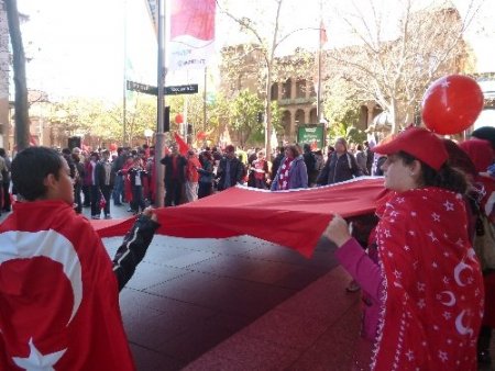 Avustralya'daki Türkler, eyalet meclisinin sözde soykırım kararını protesto etti