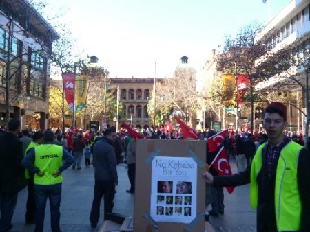 Avustralya'daki Türkler, eyalet meclisinin sözde soykırım kararını protesto etti