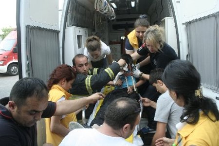 Bahçeye kaçan topunu almak isterken, korkuluk demiri ağzına saplandı