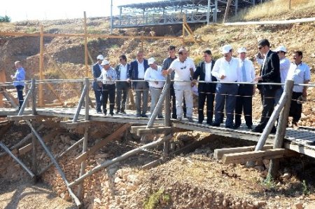 Bakan Çelik: Lice olayları barışa engel olamaz