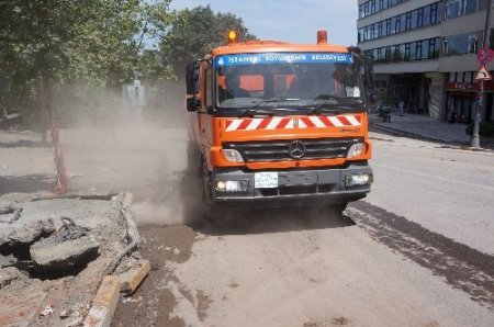 Barikatların kaldırıldığı yollarda temizlik yapılıyor