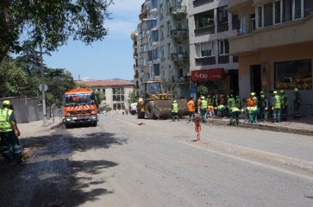 Barikatların kaldırıldığı yollarda temizlik yapılıyor