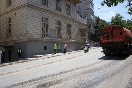 Barikatların kaldırıldığı yollarda temizlik yapılıyor