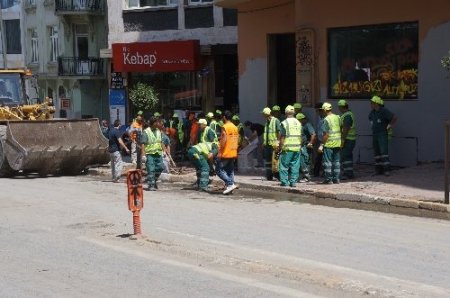 Barikatların kaldırıldığı yollarda temizlik yapılıyor