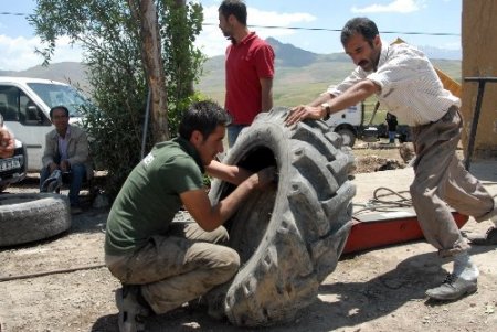 Başkaleli lastik tamircisi, Büyükelçi Ricciardone ile şöhret oldu