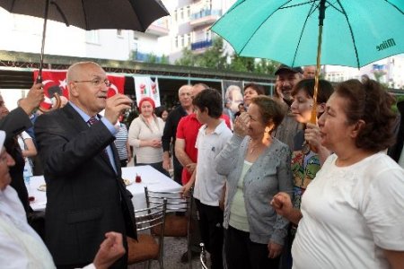 Başkan Yaşar babalara hediye dağıttı