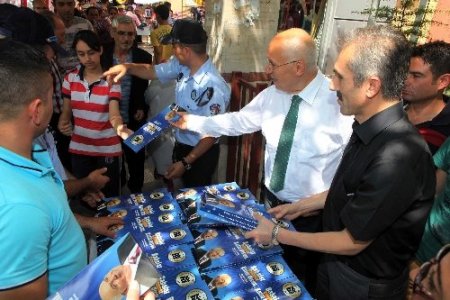 Başkan Yaşar babalara hediye dağıttı