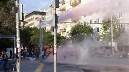 Başkent'te yolu kapatan grup polisin müdahalesiyle dağıldı