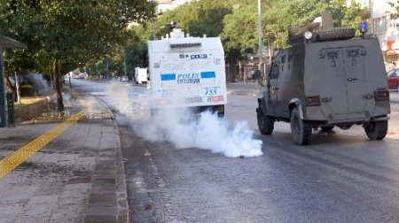 Başkent'te yolu kapatan grup polisin müdahalesiyle dağıldı