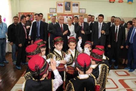 'Beklentinin altında karne nedeniyle çocukları üzmeyin hepsi telafi edilebilir'