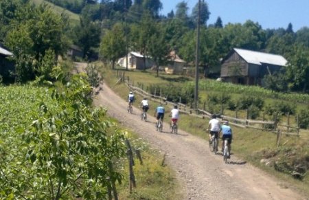 Bisiklet tutkunları Çiğdem Yaylası’na pedal çevirdi