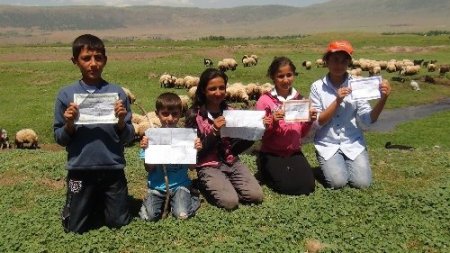 Bitlis'in minik çobanları karnelerini alır almaz sürülerinin başına geçti