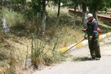 Bozüyük'te mezarlara bakım yapılıyor