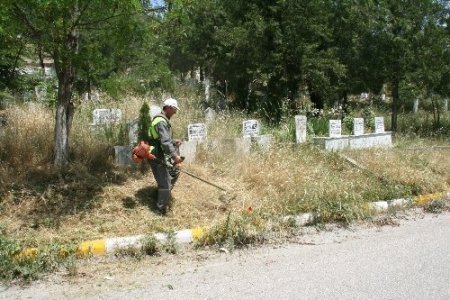 Bozüyük'te mezarlara bakım yapılıyor