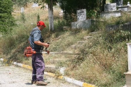 Bozüyük'te mezarlara bakım yapılıyor