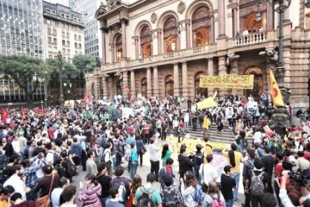 Brezilya'da protestocu öğrenciler polisle çatışıyor