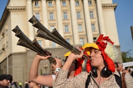 Bulgaristan'daki hükümet karşıtı protestoda 'duran adam' yumruğunu sıktı